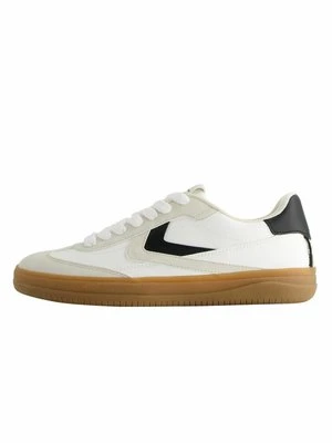 Sneakersy niskie Bershka biały