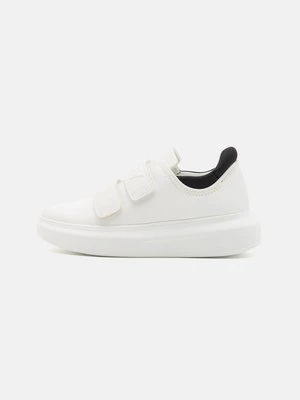 Sneakersy niskie DKNY