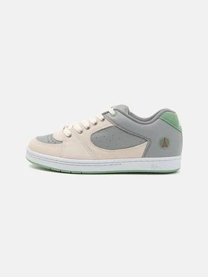 Sneakersy niskie és