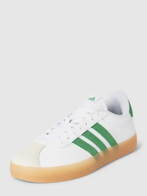 Sneakersy z charakterystycznymi dla marki paskami model ‘COURT 3.0’ ADIDAS SPORTSWEAR