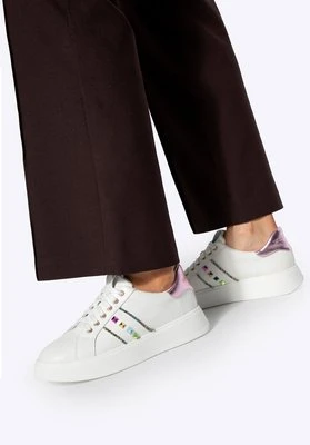 Sneakersy z imitacji skóry z ozdobami biało - różowe Wittchen