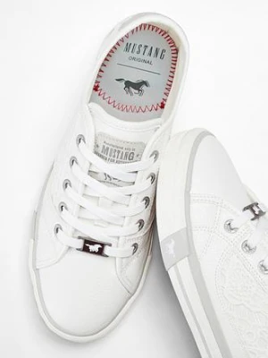 Sneakersy z koronką marki Mustang bonprix