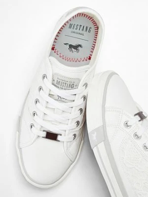 Sneakersy z koronką marki Mustang bonprix