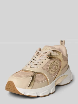Sneakersy z obszyciem w kontrastowym kolorze i wyhaftowanym logo model ‘Ibitha’ Guess