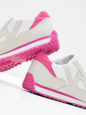 Sneakersy z profilowaną podeszwą bonprix