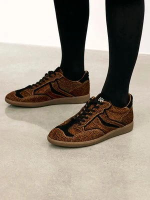 Sneakersy ze skóry z naturalnym włosiem Kazar