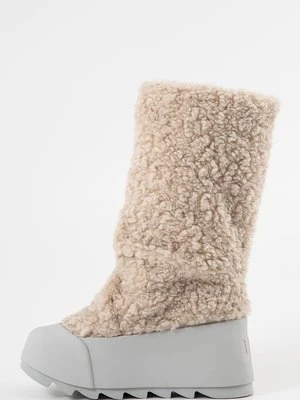 Śniegowce United Nude