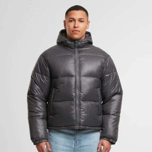 Urban Classics Shiny Puffer Jacket With Hood mężczyźni Kurtki puchowe czarny rozmiar Odzież