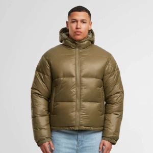 Urban Classics Shiny Puffer Jacket With Hood mężczyźni Kurtki puchowe zielony rozmiar Odzież