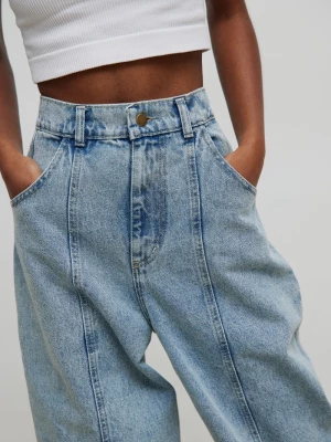 Spdnie jeansowe z przeszyciem na nogawce w kolorze LIGHT DENIM - BALLON-XL marsala-butik.pl