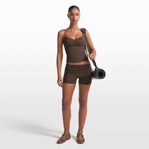 Spodenki damskie z wywijanym pasem 7,5 cm NikeSKIMS Matte - Brązowy