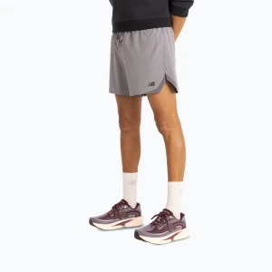 Spodenki do biegania męskie New Balance Run Essentials 5" Short off-line grey / smoked violet