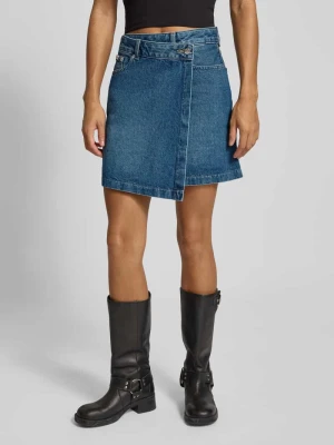Spódnica jeansowa w stylu kopertowym z detalem z logo Calvin Klein Jeans
