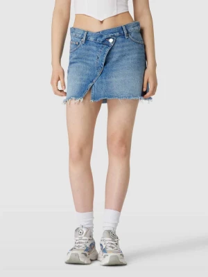 Spódnica jeansowa z postrzępionym dołem model ‘WRAP’ Gina Tricot