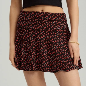 Spódnica mini w drobne czerwone kwiatki ze wszytymi spodenkami House