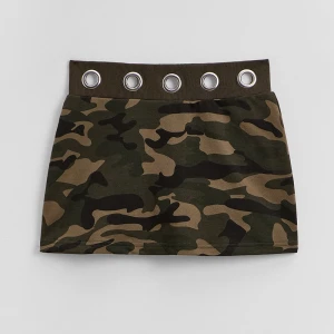 Spódnica mini we wzór camo z metalowymi oczkami i wszytymi spodenkami House