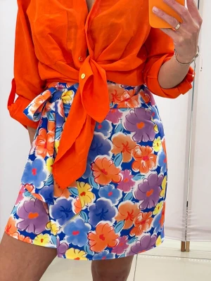 Spódnica niebieska w pomarańczowe kwiaty wysoki stan wiązana polska produkcja Isobel PERFE