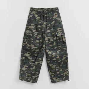 Spodnie baggy cargo we wzór camo House