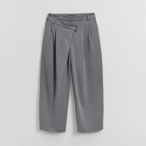 Spodnie baggy tailoring z asymetrycznym zapięciem House