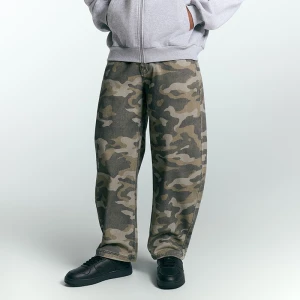 Spodnie barrel fit we wzór moro House