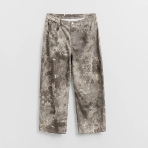 Spodnie barrel fit ze wzorem camo House