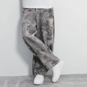 Spodnie barrel fit ze wzorem camo House