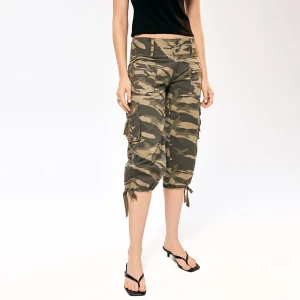 Spodnie capri low waist we wzór camo House