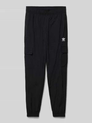 Spodnie cargo o kroju regular fit z wyhaftowanym logo adidas Originals