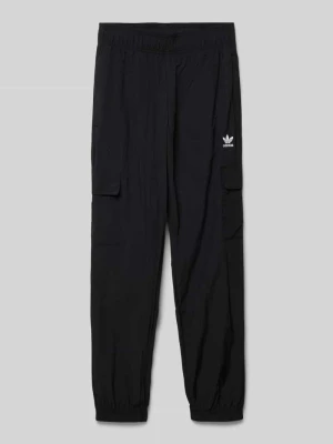 Spodnie cargo o kroju relaxed fit z wyhaftowanym logo adidas Originals