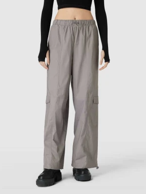 Spodnie cargo o luźnym kroju z tunelami NA-KD