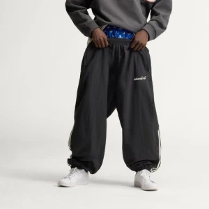 Spodnie dresowe adiSignature Vista Wind Adidas czarny