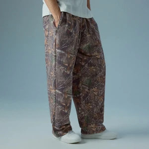 Spodnie dresowe baggy we wzór real tree House