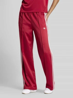 Spodnie dresowe o kroju loose fit z haftami z logo adidas Originals Czerwony