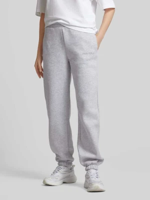 Spodnie dresowe o kroju loose fit z nadrukiem z logo REVIEW