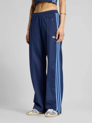 Spodnie dresowe o kroju loose fit z paskami w kontrastowym kolorze adidas Originals