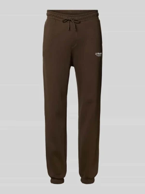 Spodnie dresowe o kroju regular fit z elastycznym pasem model ‘KANE’ jack & jones