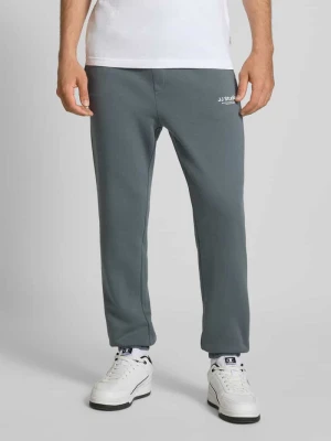 Spodnie dresowe o kroju regular fit z elastycznym pasem model ‘KANE’ jack & jones