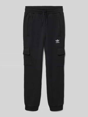 Spodnie dresowe o kroju regular fit z kieszeniami cargo adidas Originals