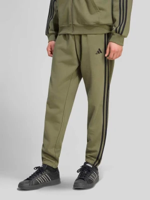 Spodnie dresowe o kroju regular fit z mieszanki bawełny Adidas Oliwkowy