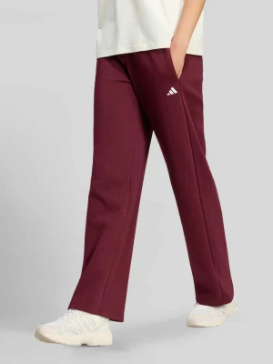 Spodnie dresowe o kroju regular fit z mieszanki bawełny model 'W SL FC PT' Adidas Bordowy