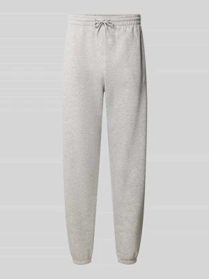 Spodnie dresowe o kroju regular fit z mieszanki bawełny z wyhaftowanym logo New Balance Jasnoszary