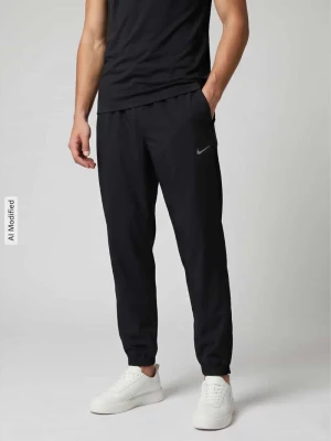 Spodnie dresowe o kroju regular fit z nadruk z logo model 'FORM' Nike Czarny
