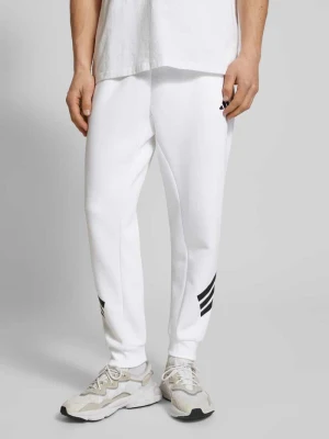 Spodnie dresowe o kroju regular fit z nadrukiem z logo adidas Sportswear