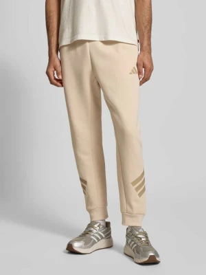 Spodnie dresowe o kroju regular fit z nadrukiem z logo adidas Sportswear