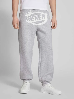 Spodnie dresowe o kroju regular fit z nadrukiem z logo REVIEW