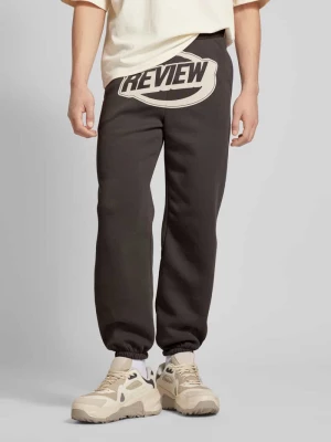 Spodnie dresowe o kroju regular fit z nadrukiem z logo REVIEW