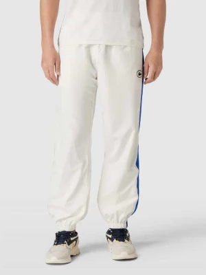Spodnie dresowe o kroju regular fit z naszwyką z logo Lacoste