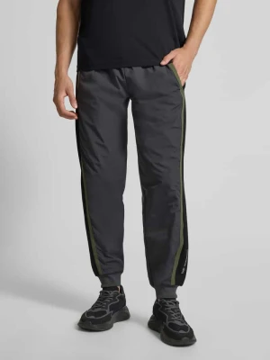 Spodnie dresowe o kroju regular fit z paskami w kontrastowym kolorze model ‘Train’ EA7 Emporio Armani