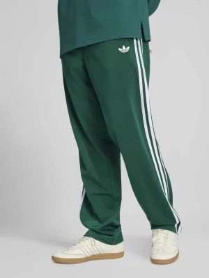 Spodnie dresowe o kroju regular fit z wyhaftowanym logo adidas Originals Ciemnozielony
