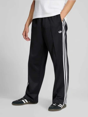 Spodnie dresowe o kroju regular fit z wyhaftowanym logo adidas Originals Czarny